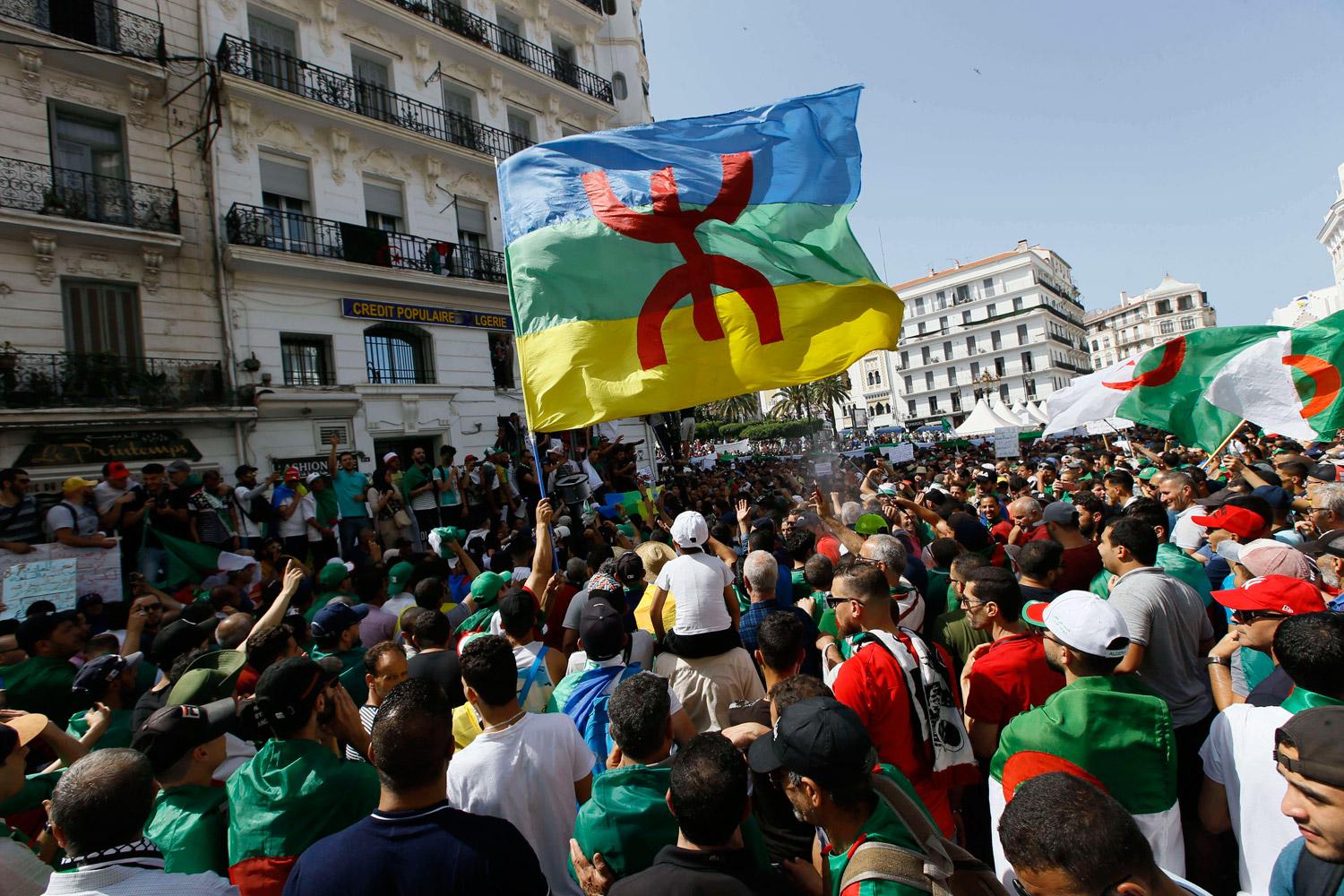 تدحرج إلى يد السلطة.. كيف تحول الحراك الشعبي الجزائري إلى ربيع أمازيغي ثالث؟
