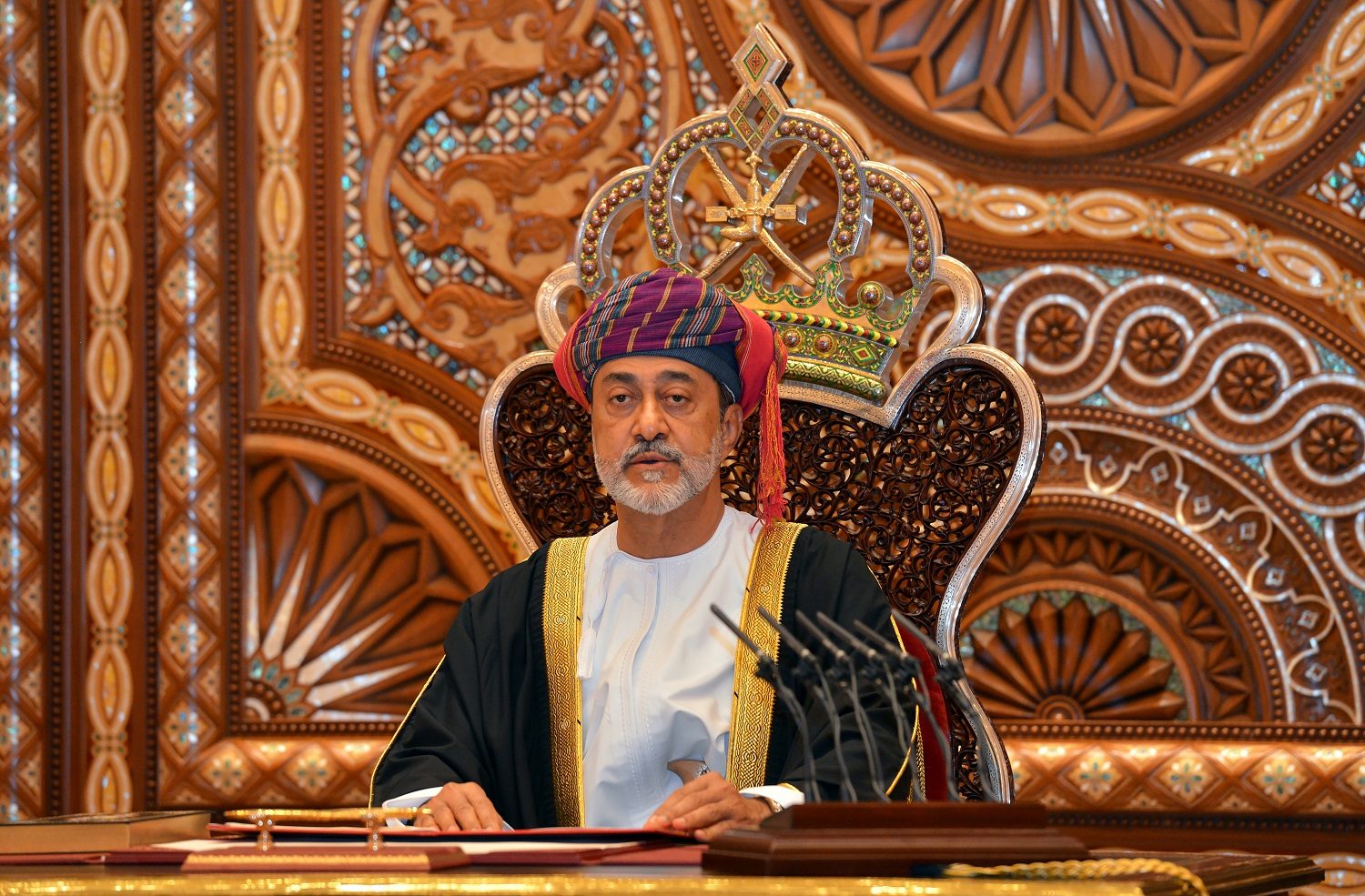 حذف مقطع «أبشري قابوس جاء فلتباركه السماء».. سلطان عمان الجديد يأمر بتغيير النشيد الوطني والعلم