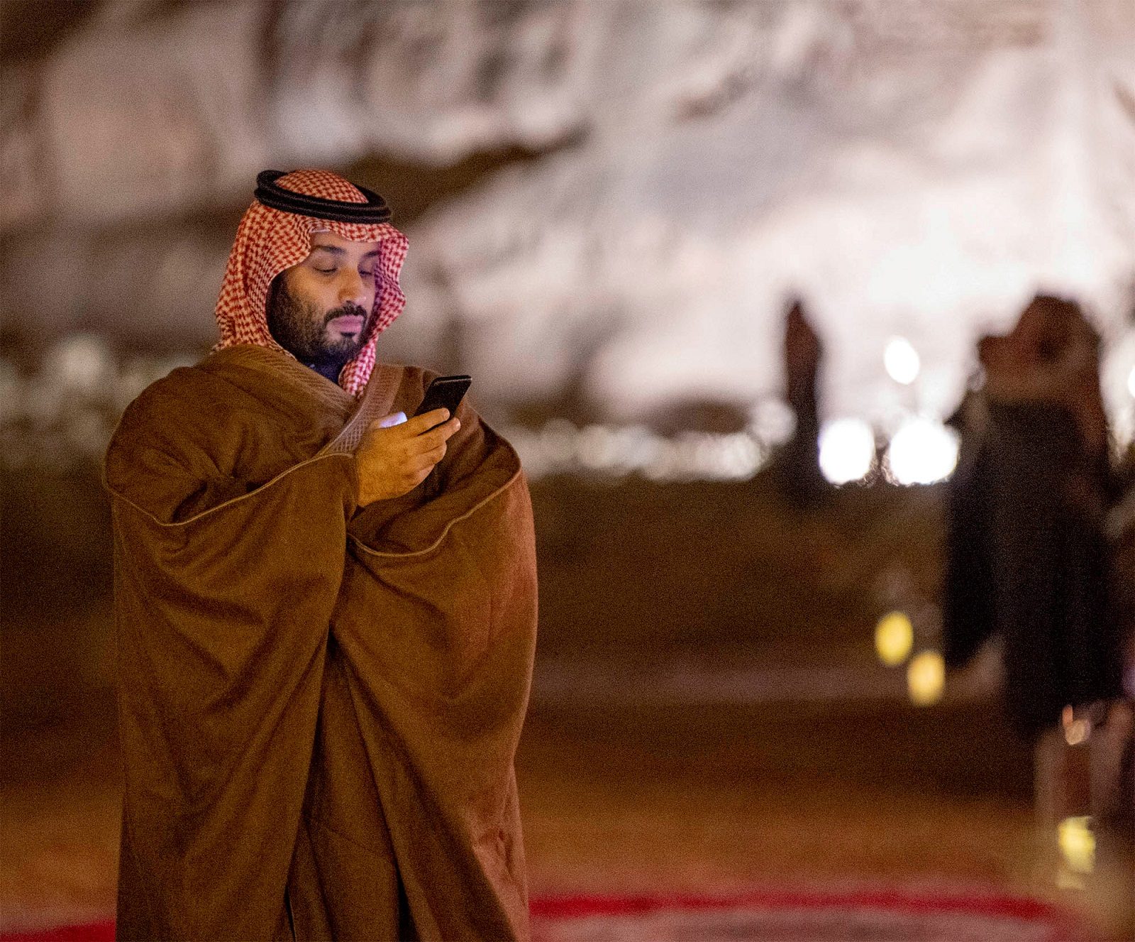 صحيفة تكشف كيفية استدراج السعودية موظفين فاسدين في تويتر، والمسؤول الذي كان يوجّههما
