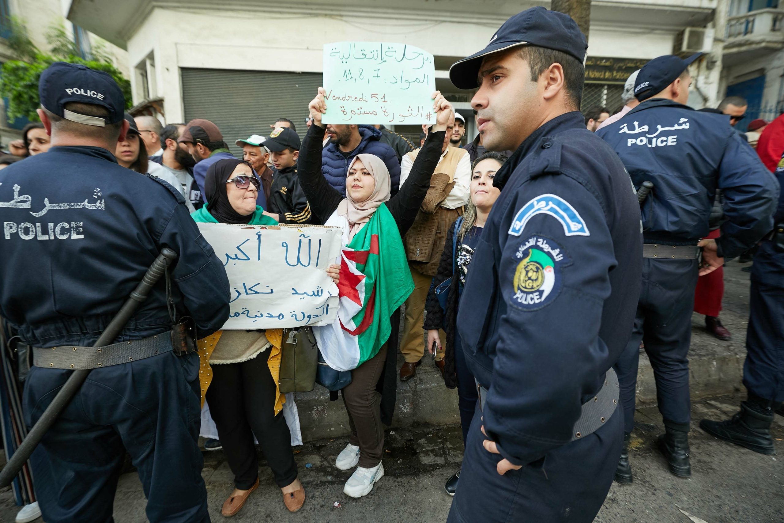 مقتل جندي جزائري في هجوم “مسلح”.. وزارة الدفاع: “انتحاري” فجر مركبة في ثكنة عسكرية