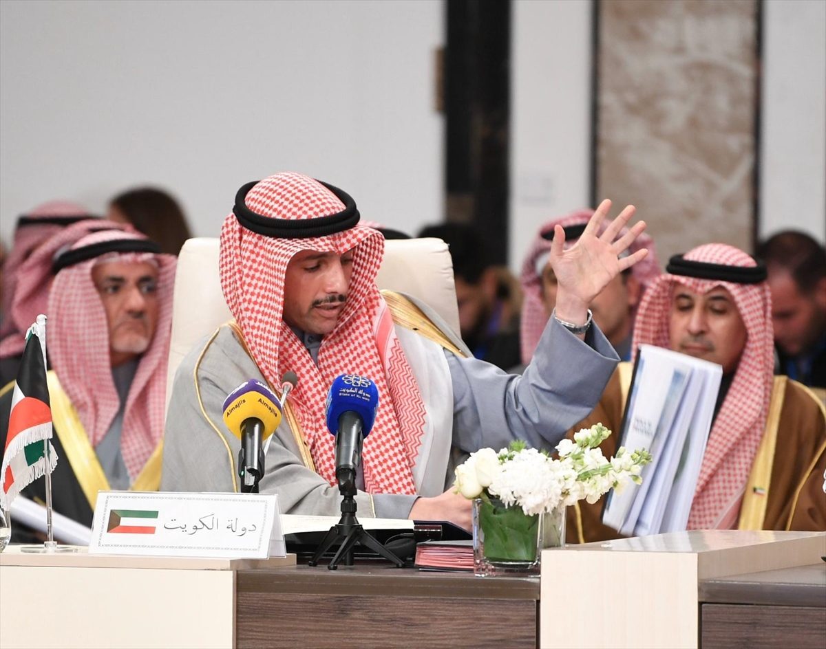 “مكانها مزبلة التاريخ”.. فيديو لرئيس البرلمان الكويتي يلقي نسخة من “صفقة القرن” في المهملات