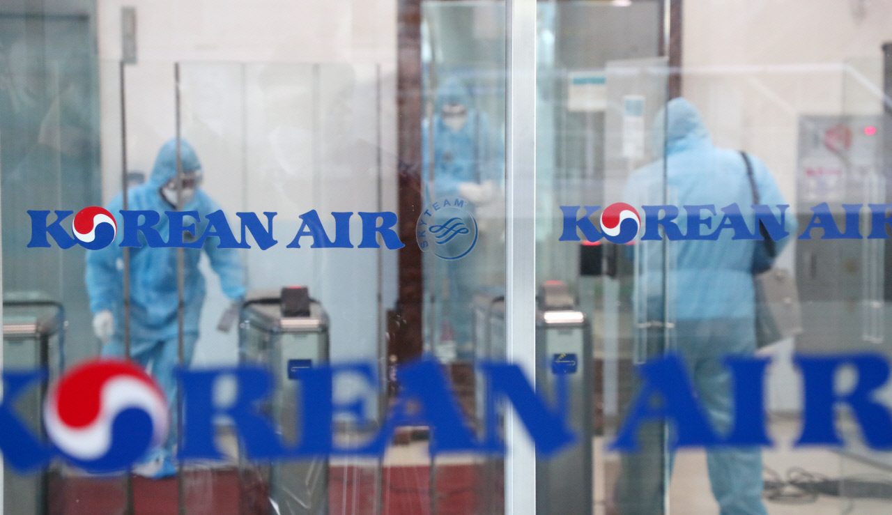مضيفة طيران مصابة بفيروس كورونا خدمت 400 راكب على متن طائرة حلقت بين قارتين
