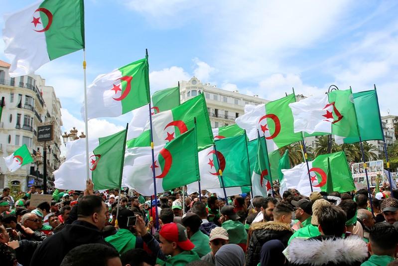 في الذكرى الأولى لبدء الحراك.. الرئيس الجزائري يقر 22 فبراير يوماً وطنياً للأخوّة والتلاحم