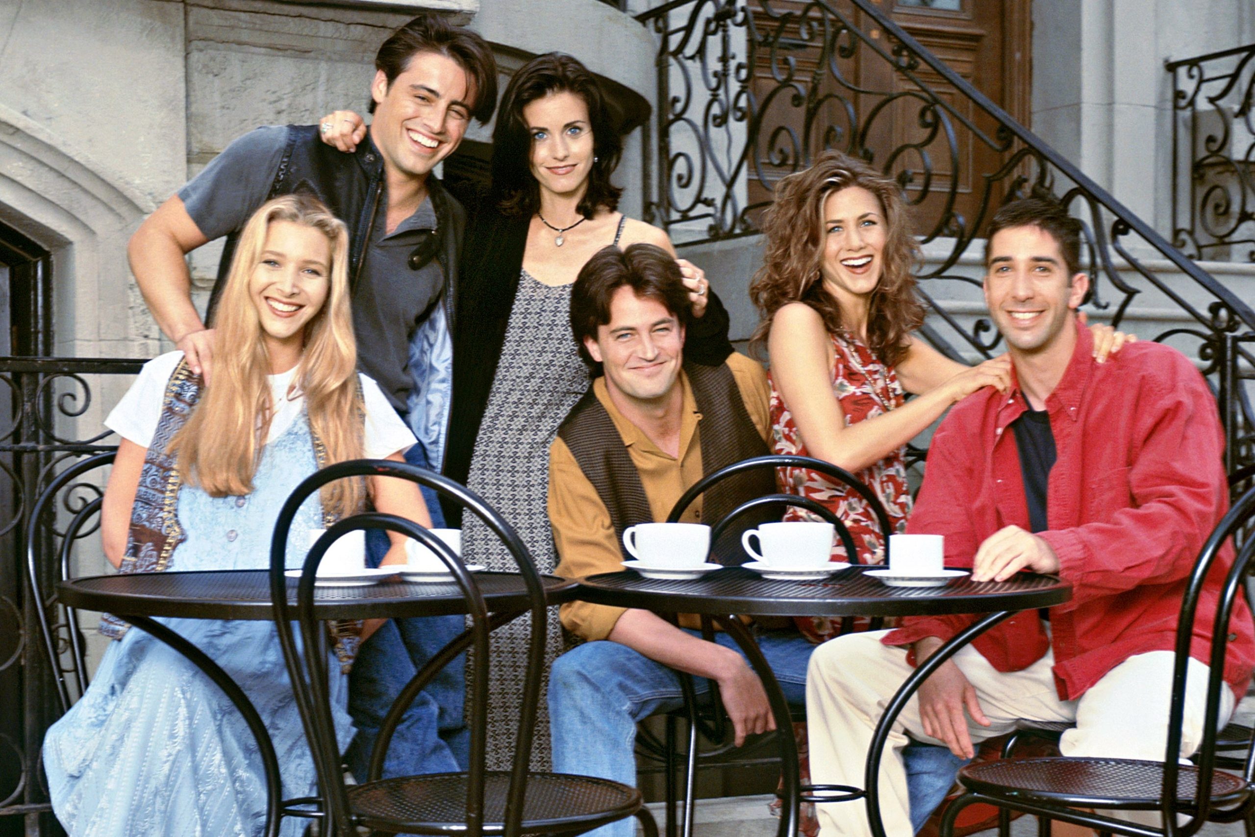 ارتجال في موقع التصوير الأصلي.. لمُّ شمل نجوم مسلسل Friends في حلقة استثنائية