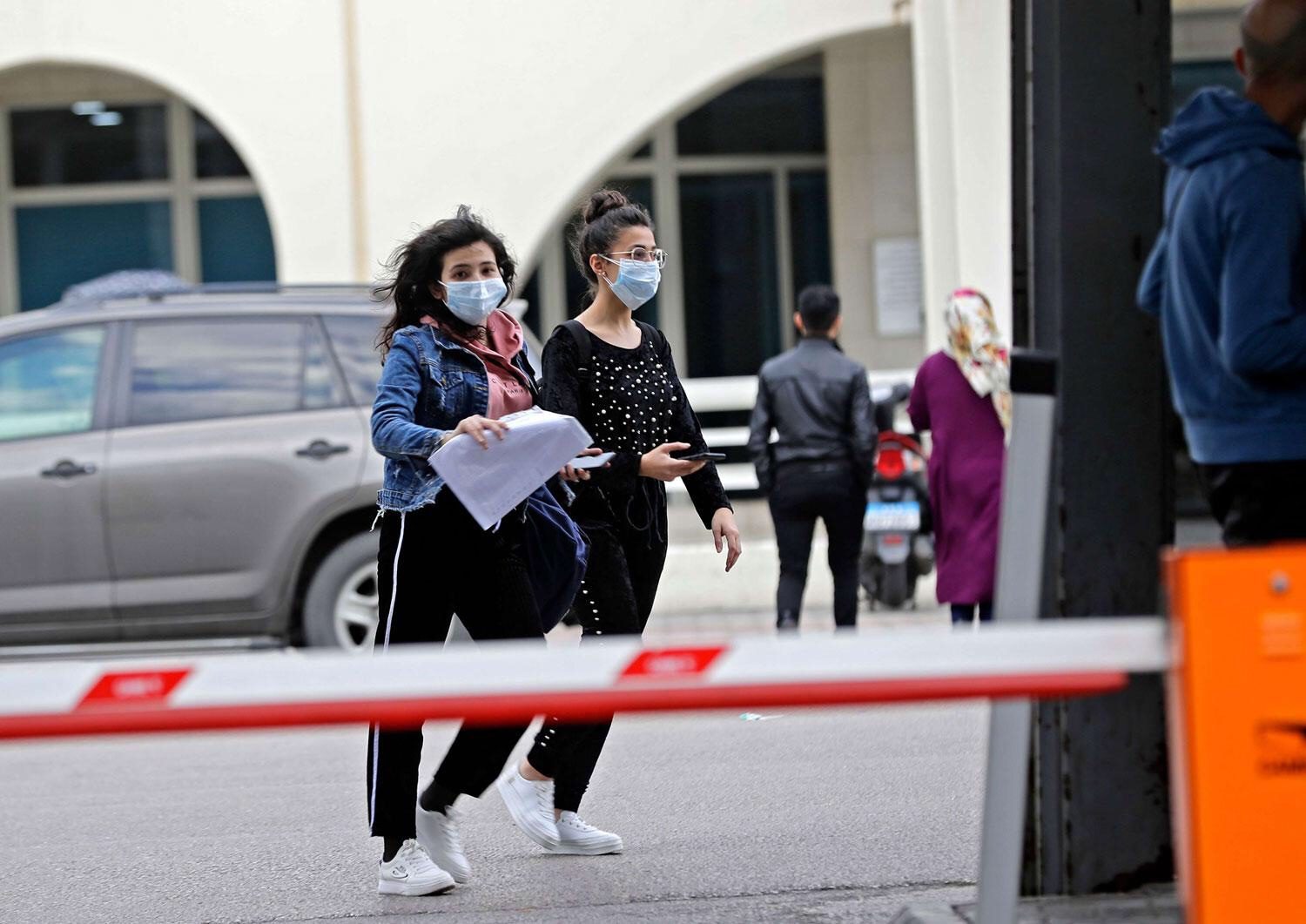 لبنان يُغلق المدارس لكبح انتشار كورونا.. وفيديو من مطار بيروت للتعامل مع الفيروس يثير غضباً