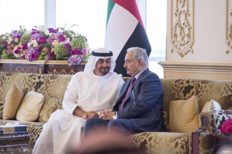 الإمارات تمد قوات حفتر بـ 3 شحنات عسكرية.. طائرات أقلعت من قاعدة في أبو ظبي