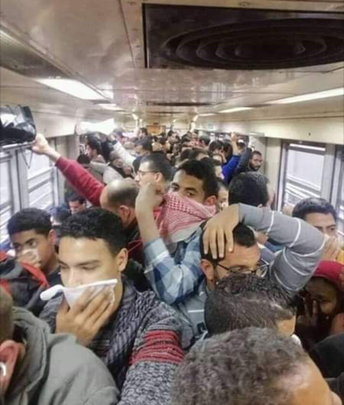 عمال اليومية في مصر.. الفقر أوجعهم لكن إجراءات الحظر ضد كورونا أشد فتكاً