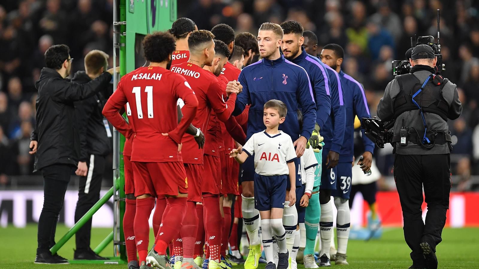 “ليفربول صلاح” يرفع حالة الاستعداد القصوى.. الدوري الإنجليزي يلغي مصافحة اللاعبين قبل المباريات لمواجهة كورونا
