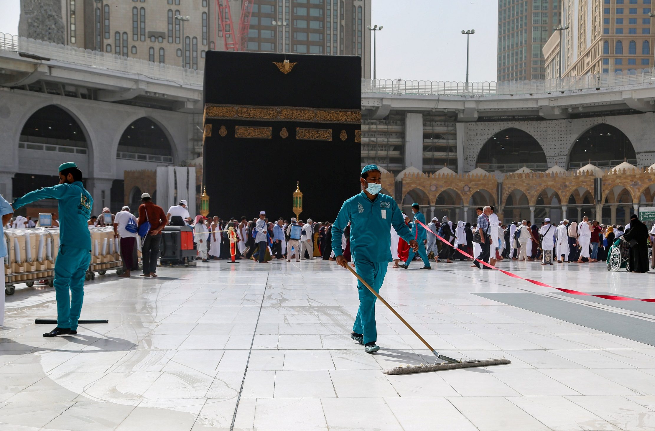 حث البيان الرسمي المواطنين السعوديين الذين زاروا إيران وعادوا خلال الأسابيع الماضية، على الإفصاح عن ذلك فوراً