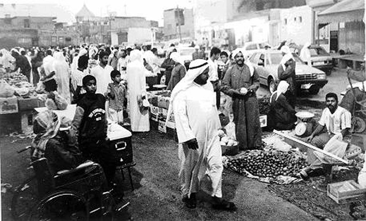 كيف تسبب عرفات وصدام وإعلام مبارك في ترحيل الفلسطينيين من الكويت؟ إليك هذا الكتاب التاريخي