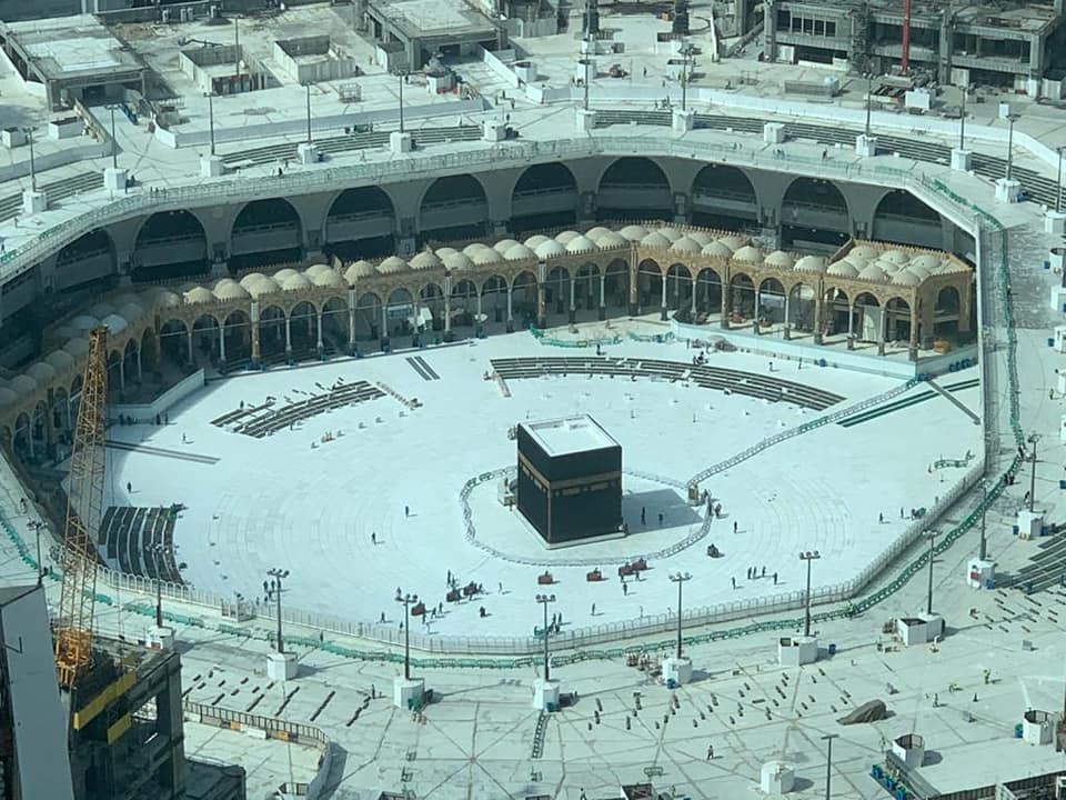 مشهد نادر في الحرم المكي.. شاهد صحن المطاف خالياً كلياً من المعتمرين بسبب كورونا