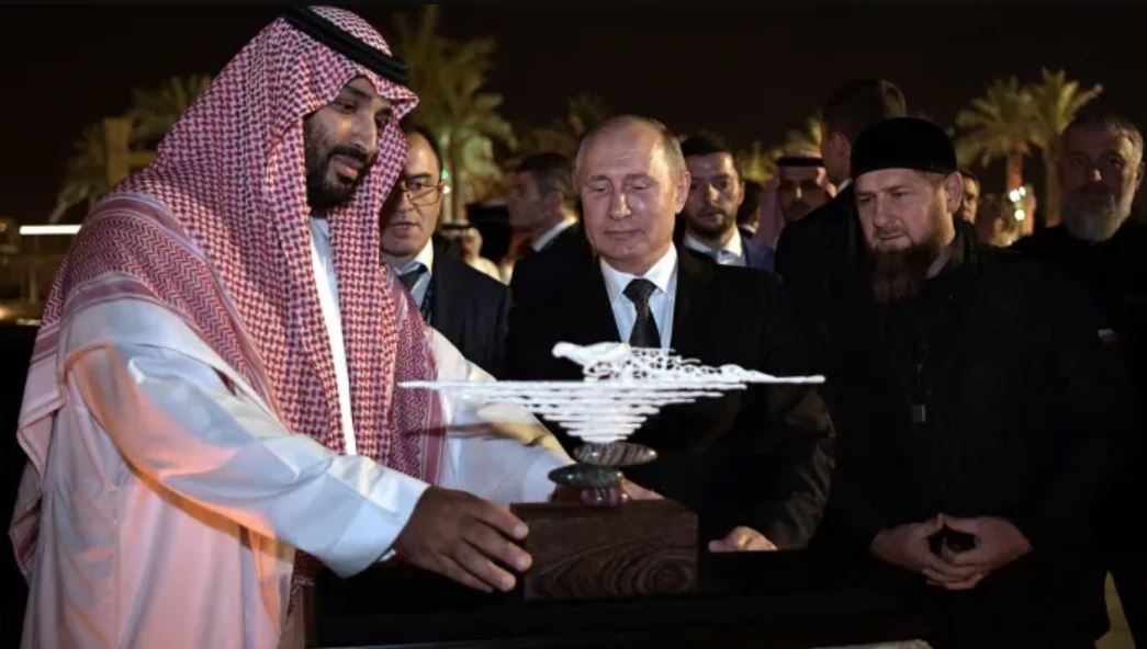 بوتين قدم هدية من الأنياب العملاقة إلى ولي العهد السعودي الأمير محمد بن سلمان آل سعود