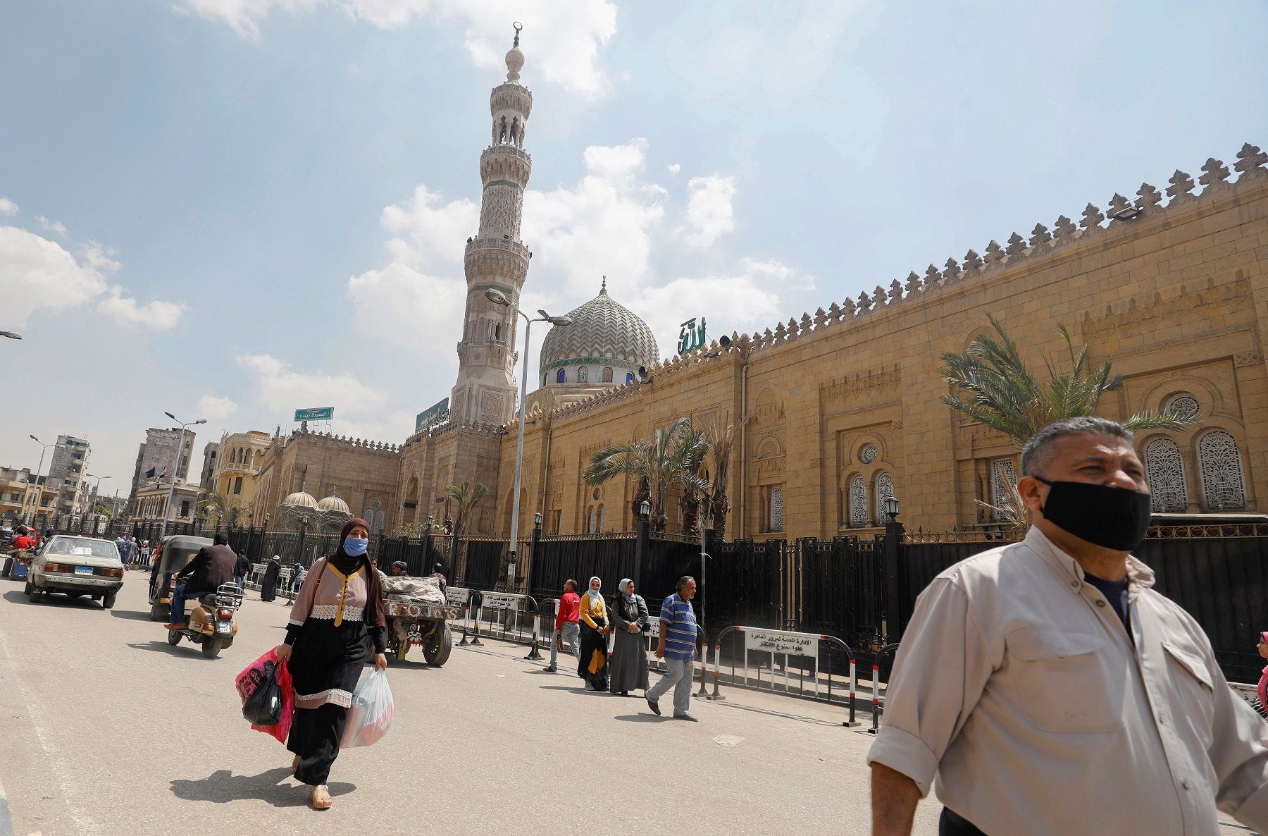 مصر تبدأ اختبار عقار ياباني لعلاج كورونا وتوقف جميع وسائل النقل العام يوم “شم النسيم”