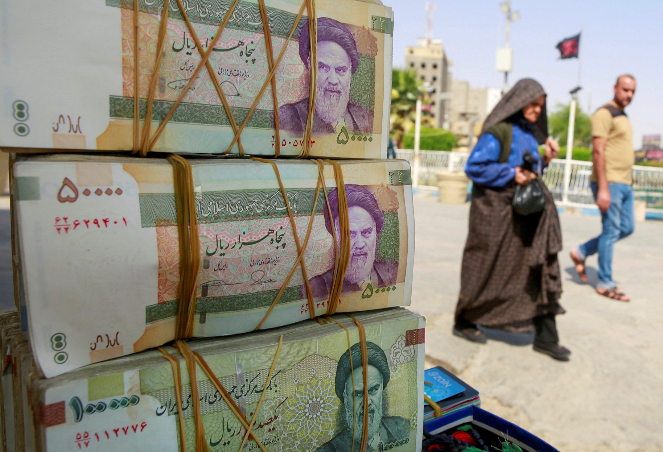 إيران تغيّر عملتها! طهران توافق على حذف 4 أصفار من أوراقها النقدية ملغيةً بذلك الريال