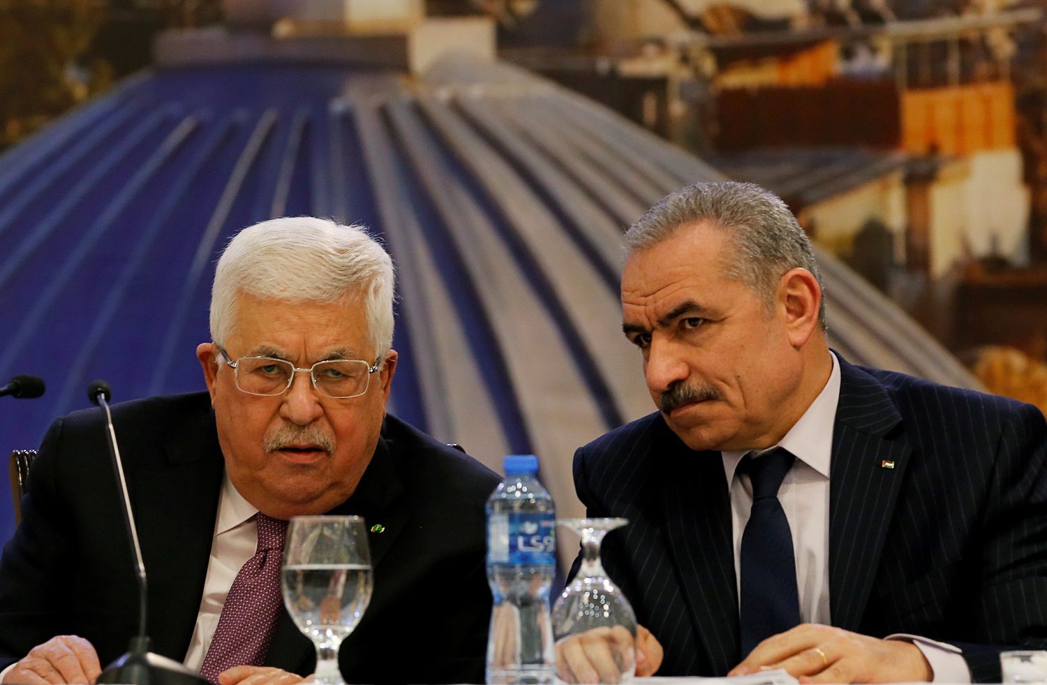 بنوك فلسطينية ترضخ لإسرائيل وتغلق حسابات لأسرى فلسطينيين.. وحماس تصفه بـ”الانحراف الخطير”