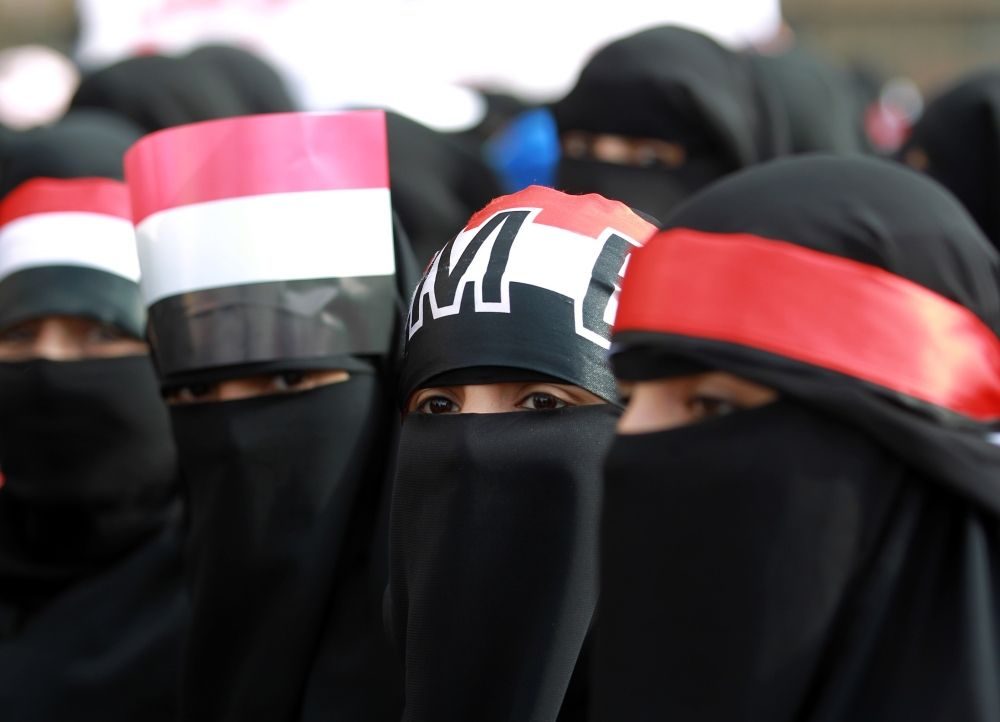 شبكات من مقار الاعتقال للتعذيب والاغتصاب.. كيف يتعامل الحوثيون مع النساء اللائي يعارضنهم؟