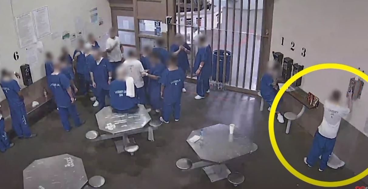 يتعمدون تفشي كورونا بينهم! فيديو لسجناء أمريكيين يستنشقون من كمامة واحدة ويشربون الماء الساخن