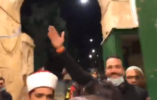 بكوا فرحاً وقبّلوا أرضه من الاشتياق.. فيديو مؤثر للحظة دخول المسلمين المسجد الأقصى بعد إغلاق طويل