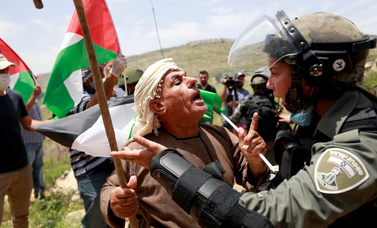 بينما لا يزال الفلسطينيون بلا دولة على الأرض، يجد كثيرون طرقاً جديدة لتذكُّر ماضيهم، والتعبير عن هويتهم عبر الإنترنت.