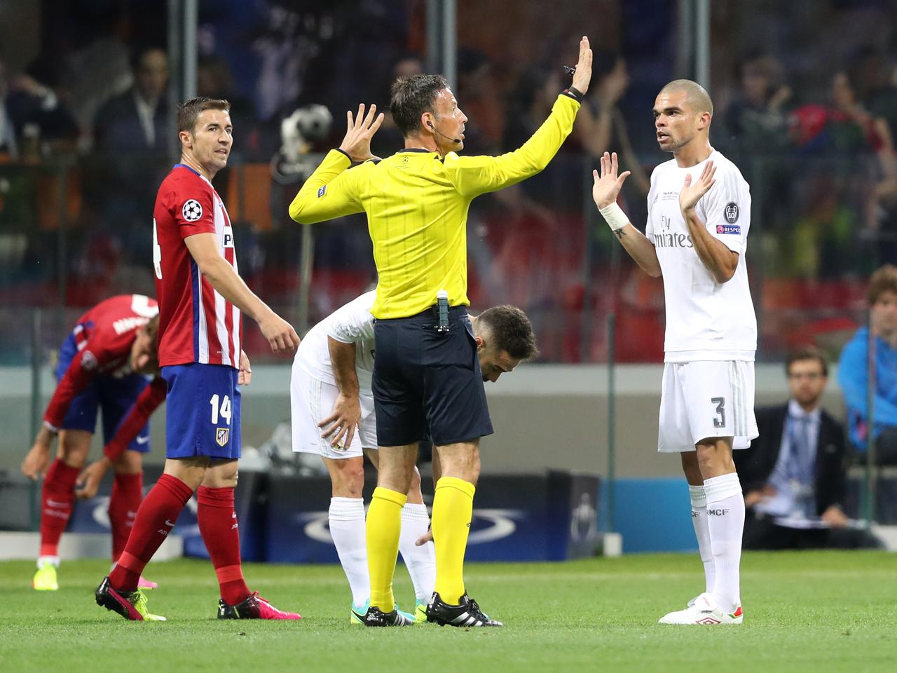 الحكم الإنجليزي مارك كلاتينبرغ خلال نهائي دوري أبطال أوروبا 2016 بين ريال مدريد وأتلتيكو مدريد (رويترز)