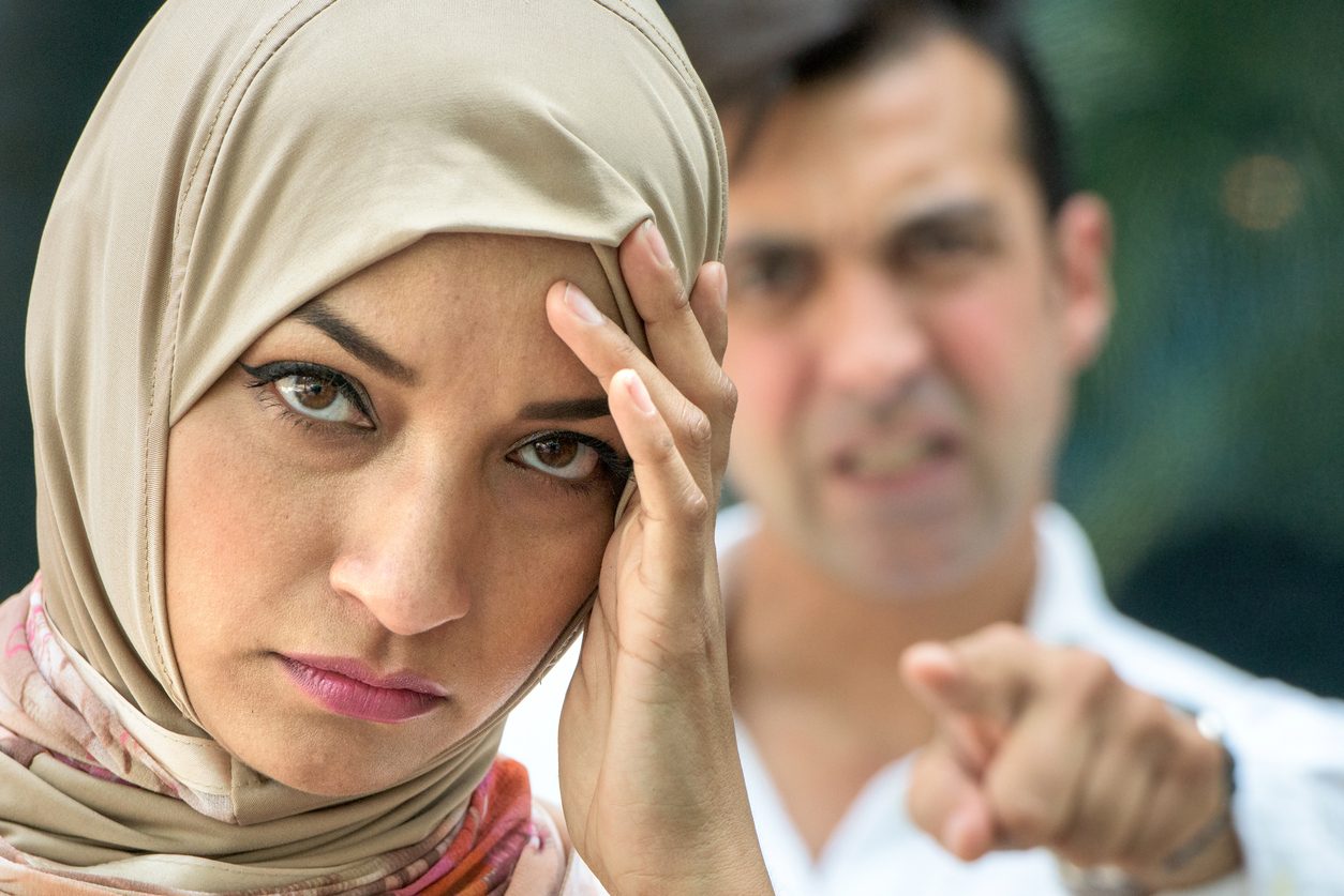 بالقسوة والإهانة.. كيف يموت حب البنات على يد الآباء؟