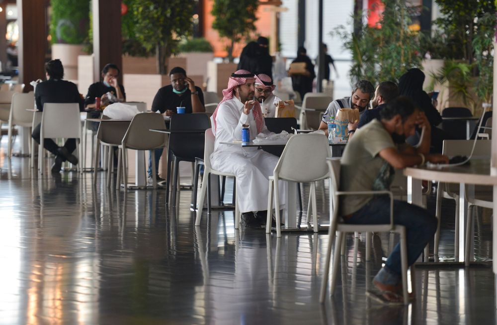 المملكة تسجل أعلى الإصابات والوفيات.. لماذا لن تمنع ذروة كورونا السعودية من إنهاء الإغلاق؟