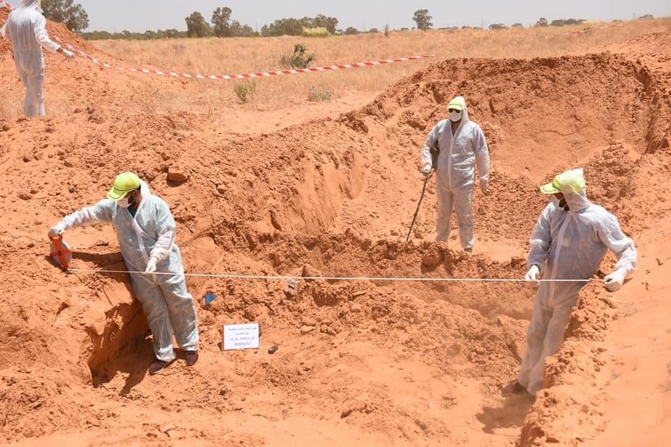 ليبيا تدعو لإحالة “مقابر حفتر” للجنائية الدولية.. وجدوا 11 مقبرة ودفن في بعضها أشخاص أحياء