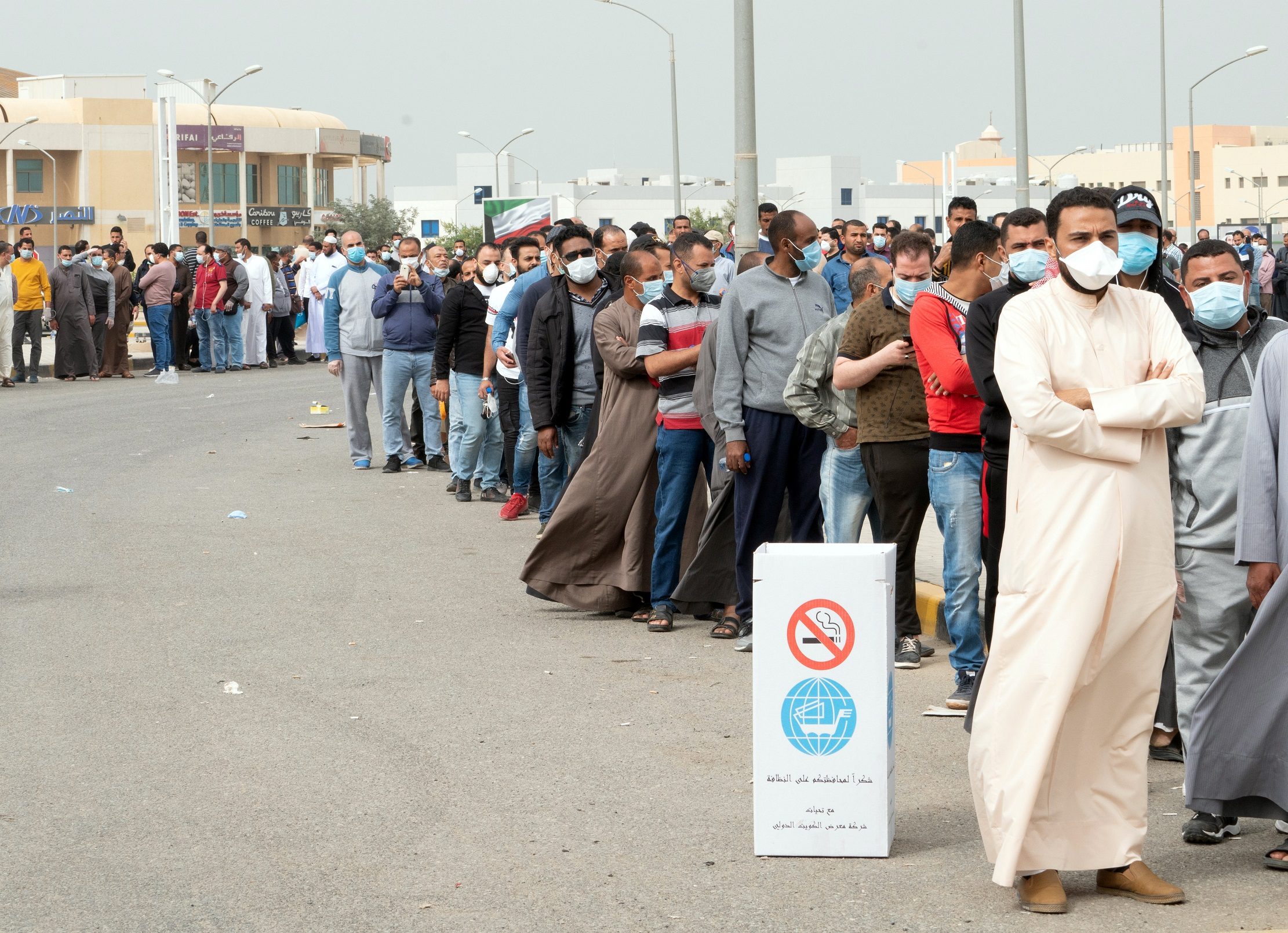 تعداد السكان بلغ نحو 4,8 مليون نسمة، يمثّل عدد الكويتيين منهم نحو 1,45 مليون نسمة، وغير الكويتيين حوالي 3,35 مليون نسمة/رويترز