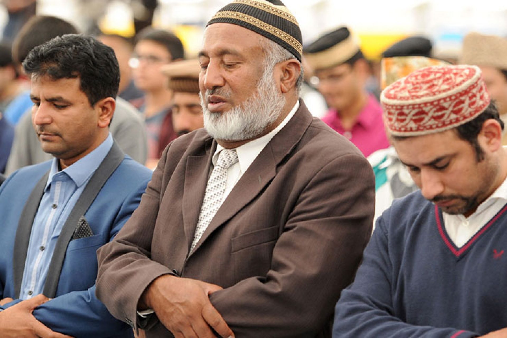 دعوني أحدثكم عن العنصرية التي نتعرض لها في مساجد المسلمين بالغرب