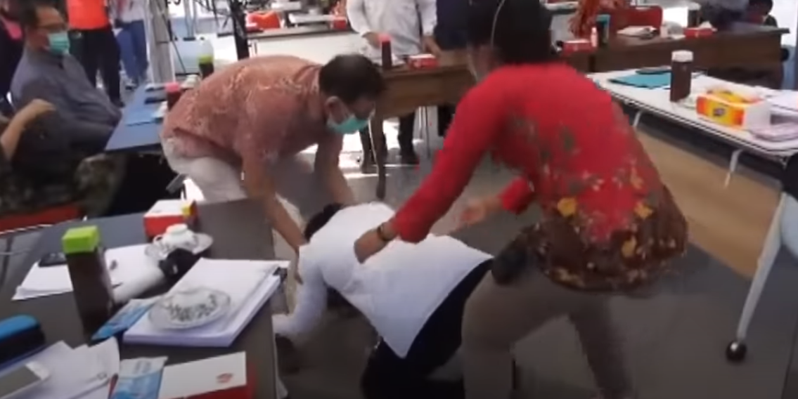 بَكَت عند أقدام أطباء طالبة السماح! فيديو لمسؤولة إندونيسية تعتذر لعجزها عن إيقاف انتشار كورونا
