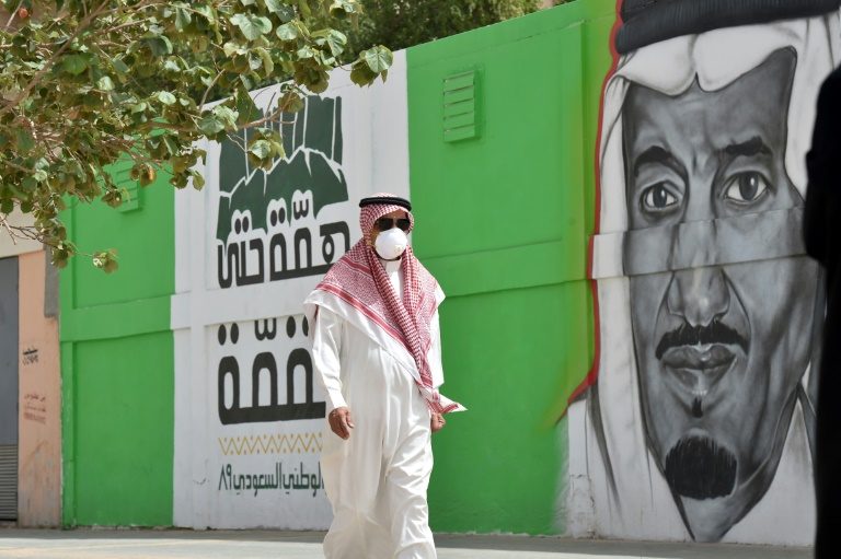 السعودية تعلِّق كافة الرحلات الجوية والبرية والبحرية للبلاد/رويترز