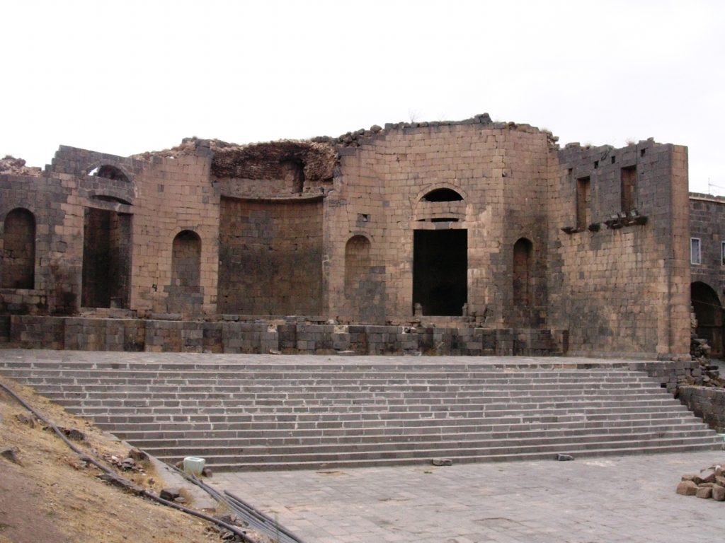 تقع مدينة شهبا في محافظة السويداء السورية وتضم العديد من المواقع الأثرية (Wikipedia)