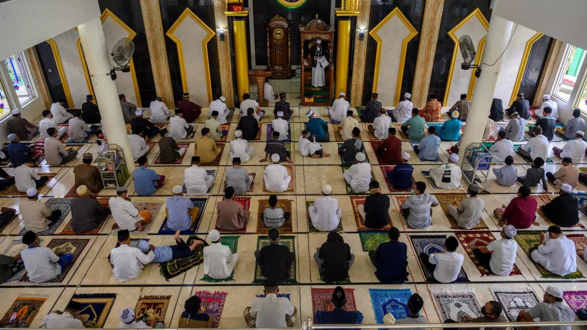 “أقيموا الصفوف وسُدوا الخَللَ”.. هل تصح الصلاة مع تباعد المسافات؟