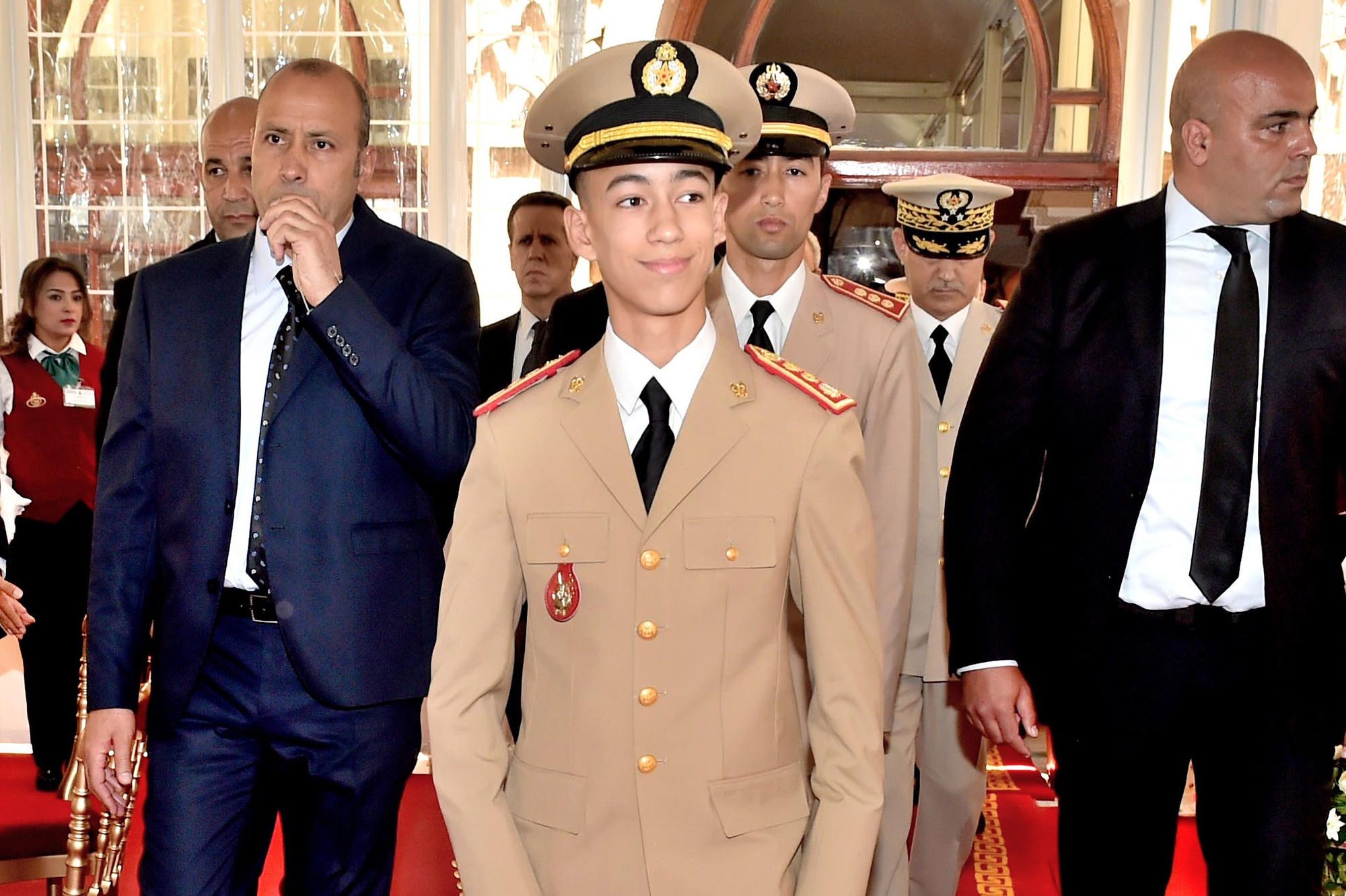 طقوس صارمة، ومناهج خاصة، وزملاء مميزون بعضهم من عامة الشعب.. كيف يدرس ولي العهد المغربي