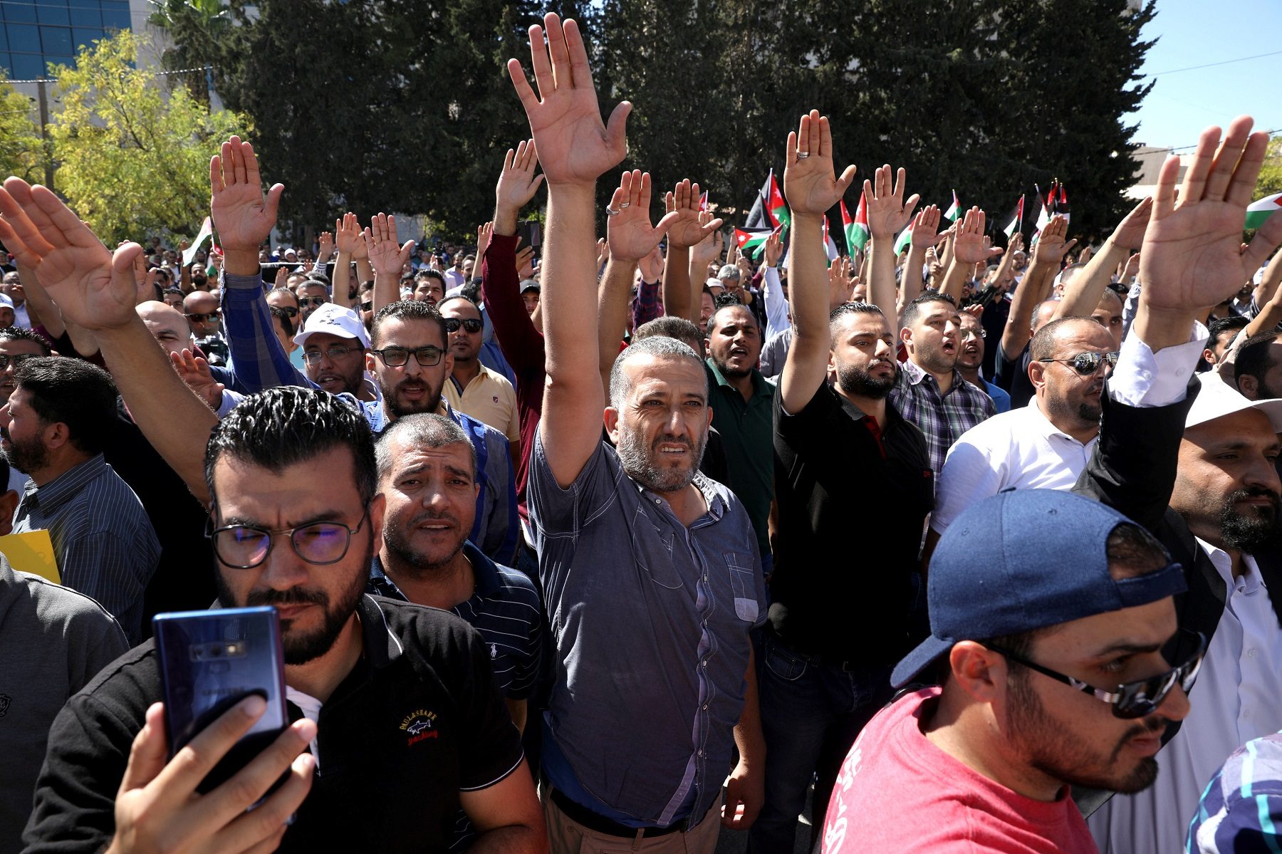 الحكومة الأردنية تصعّد ضد المعلمين.. إيقاف عمل النقابة وإغلاق مقراتها لسنتين، والإعلام ممنوع من النشر