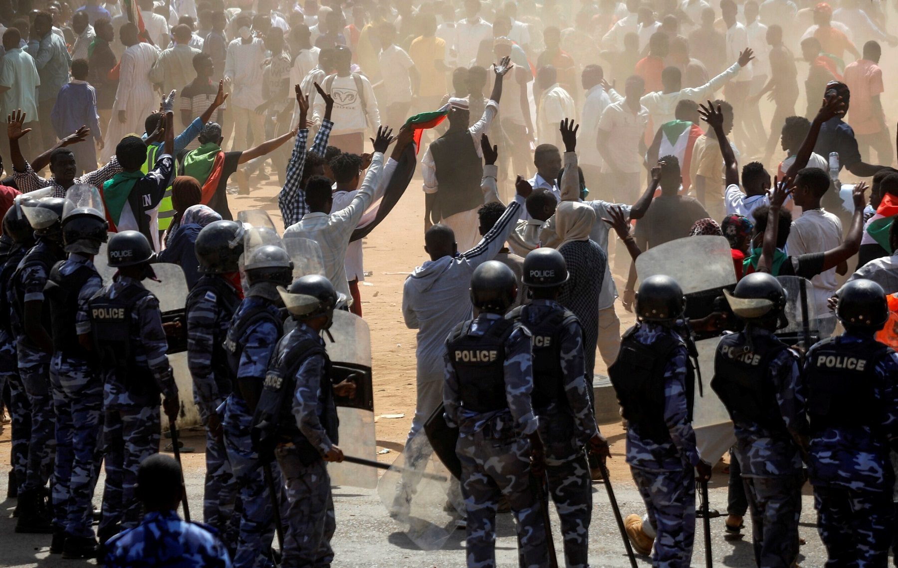 إصابات خطيرة في الرأس ورصاص حي.. “أطباء السودان” تكشف تفاصيل قمع المظاهرات بذكرى الثورة