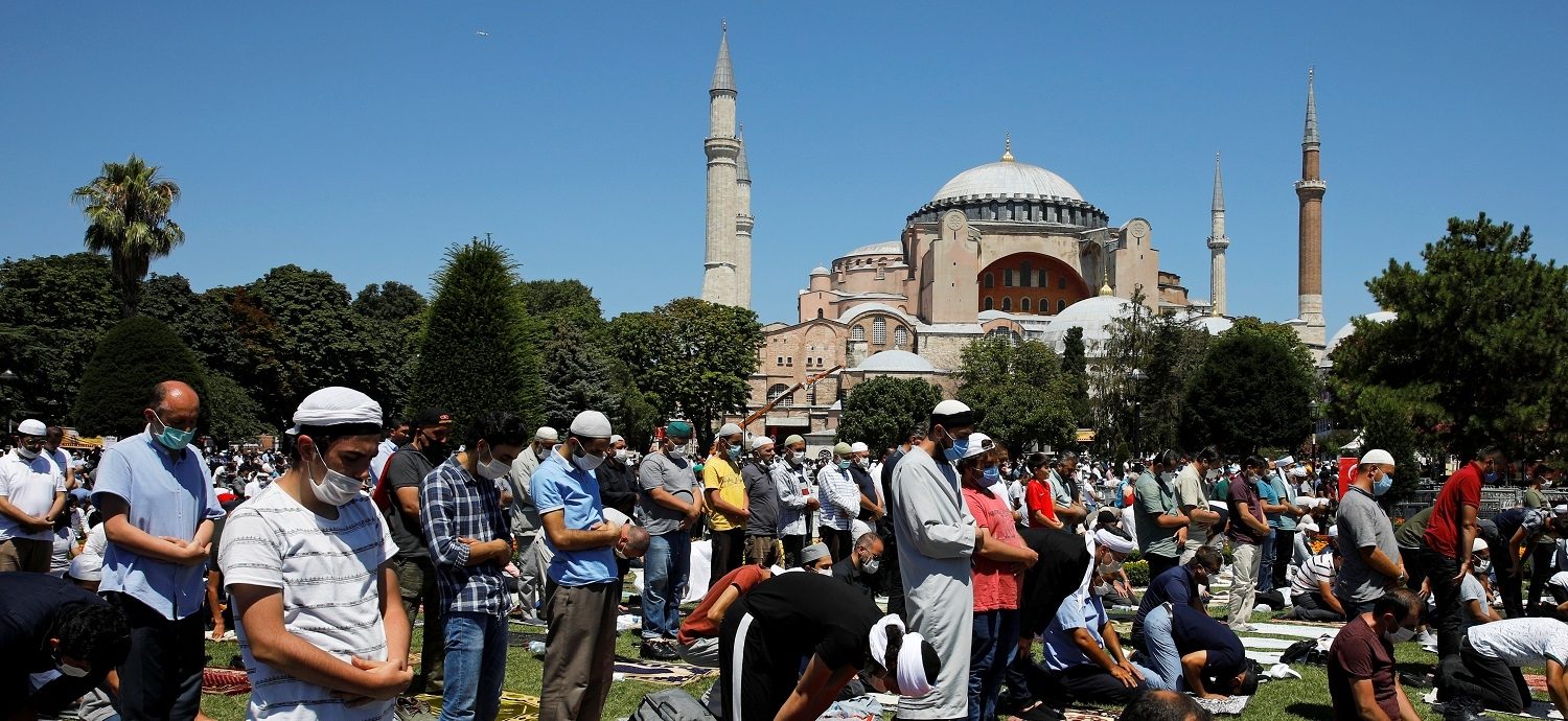 “آيا صوفيا” يستقبل أول صلاة منذ 86 عاماً.. أردوغان: 350 ألف شخص أدوا صلاة الجمعة بالمسجد