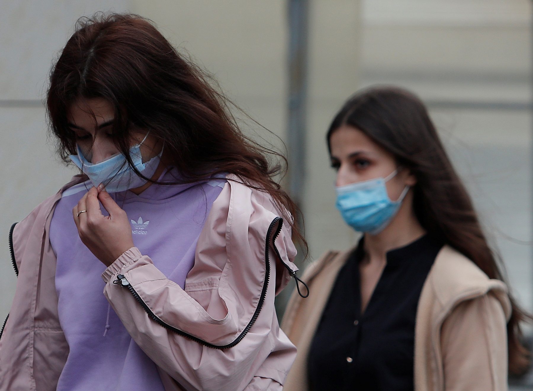 انتقمن منه بمطرقة وسكين ورذاذ فلفل.. محاكمة ثلاث شقيقات روسيات قتلن والدهن في أعقد القضايا بروسيا