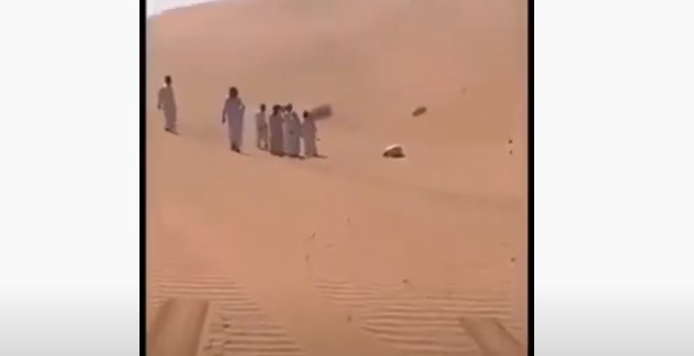 وجدوه متوفّى في وضعية السجود.. العثور على جثة سعودي فُقد لأيام بالصحراء (فيديو)