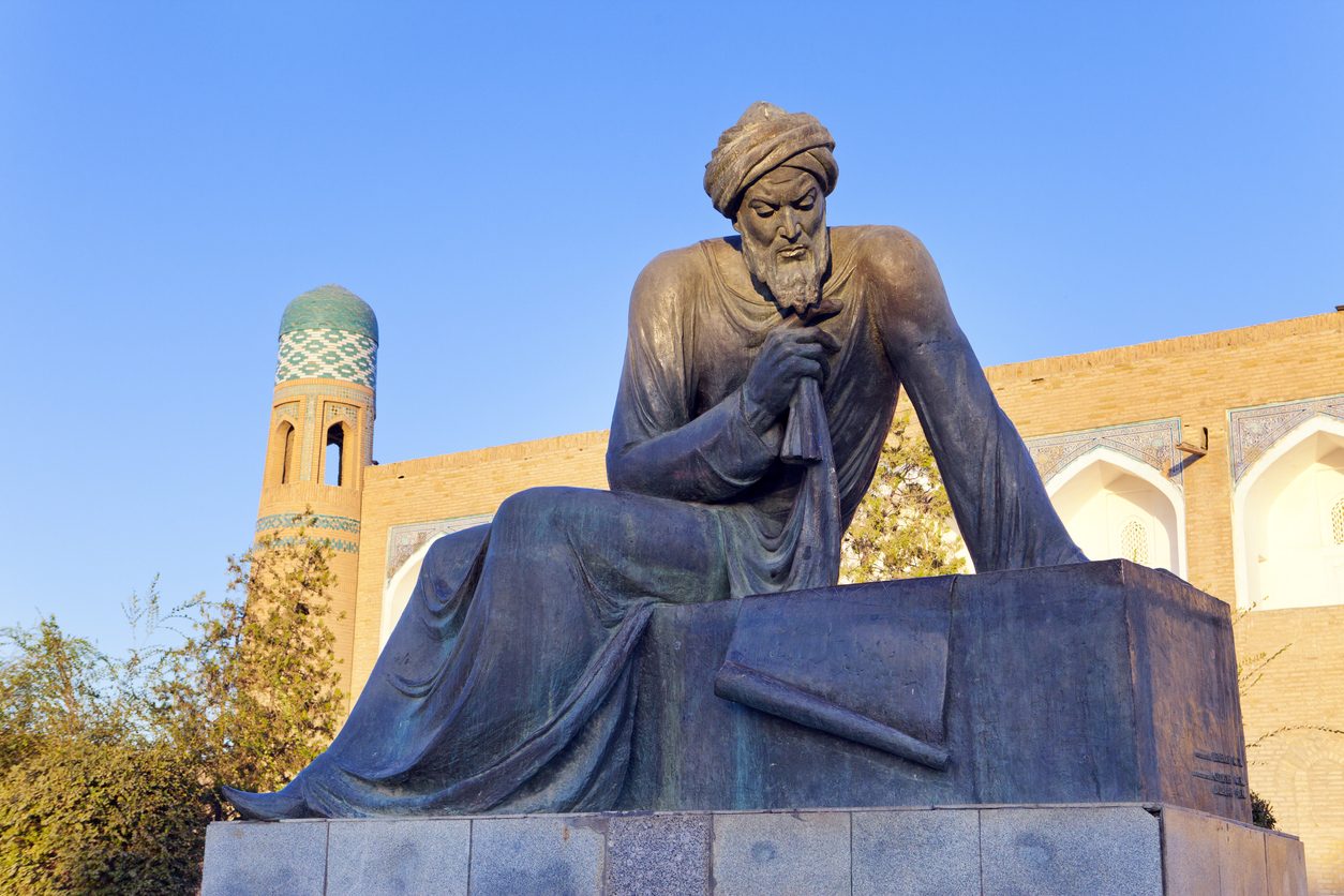 تمثال للعالم المسلم محمد بن موسى الخوارزمي في مدينة خيوة بأوزبكستان (iStock)