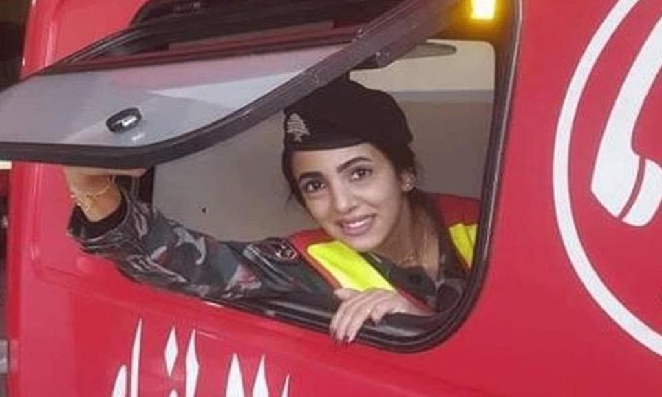 صورتها مسَّت مشاعر العالم .. قِصّة الإطفائية التي ماتت وهي تقتحم “المستودع 12” (صور)