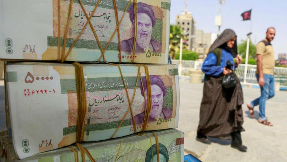 اقتصادها ينهار واحتياطاتها على وشك النفاد.. هل تُجبر أمريكا إيران على العودة للتفاوض قريباً؟