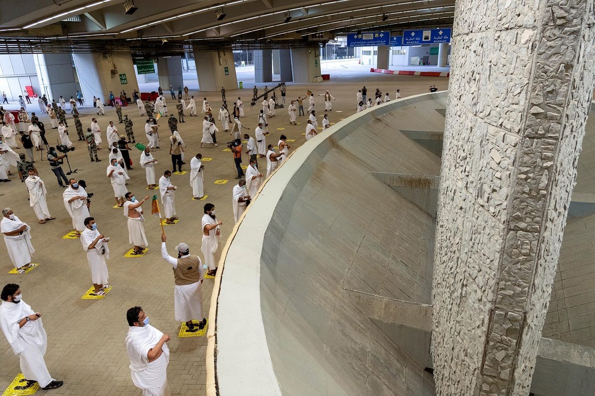 ضيوف الرحمن يستقبلون أول أيام التشريق.. الحجاج يواصلون أداء الشعائر برمي الجمرات
