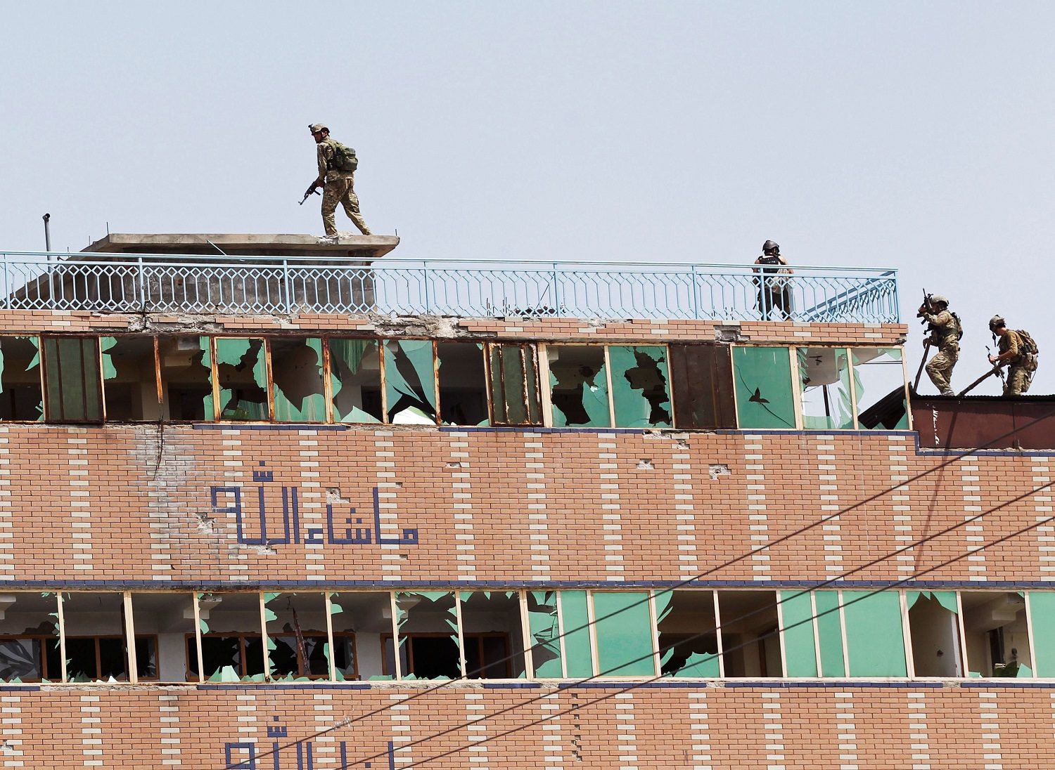 أفغانستان تُنهي حصار مقاتلي داعش لسجن كبير.. فجّروا مدخله وسيطروا على الأبراج ليفر أكثر من ألفَي سجين
