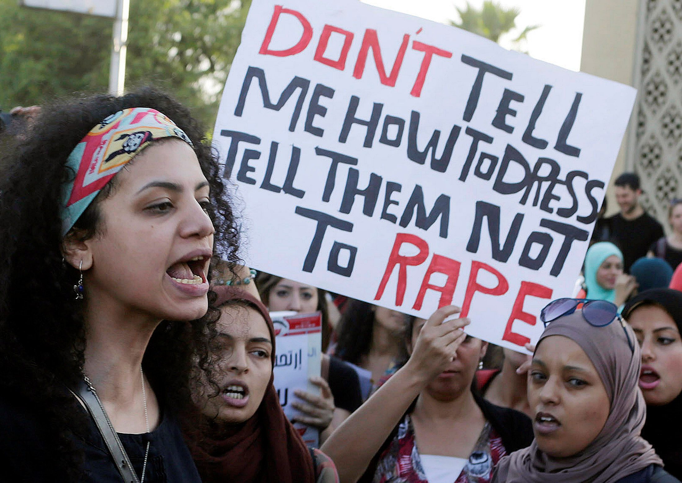 يصمتن لسنوات وفجأة يتحدثن جميعاً.. ما حقيقة حملات النساء لفضح المتحرشين؟