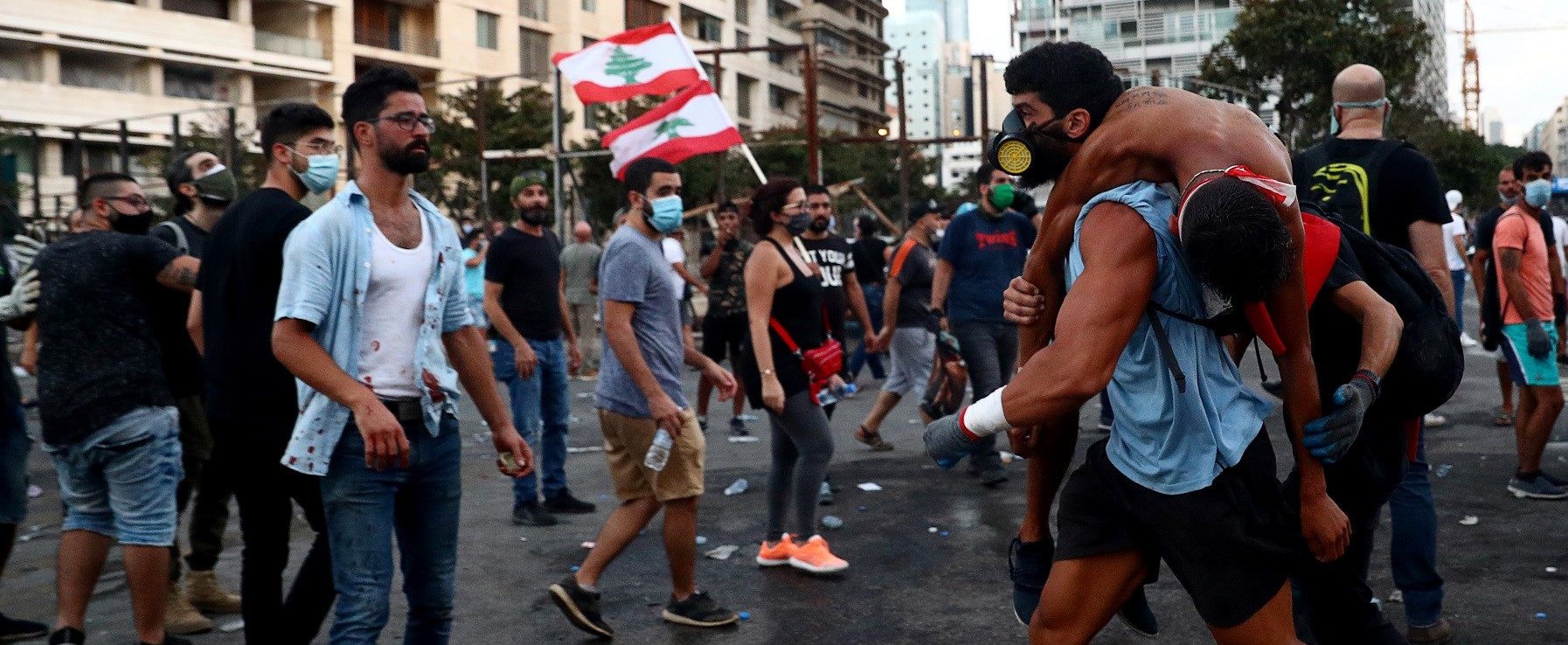 متظاهرو بيروت يقتحمون مبنى وزارة الخارجية.. العشرات أصيبوا في تدخل أمني عنيف لتفريق التظاهرة (فيديو)