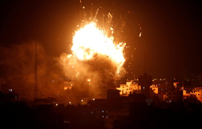 بعد اندلاع 60 حريقاً بفعل البالونات الحارقة.. قصف عنيف على قطاع غزة يستهدف مواقع لحماس
