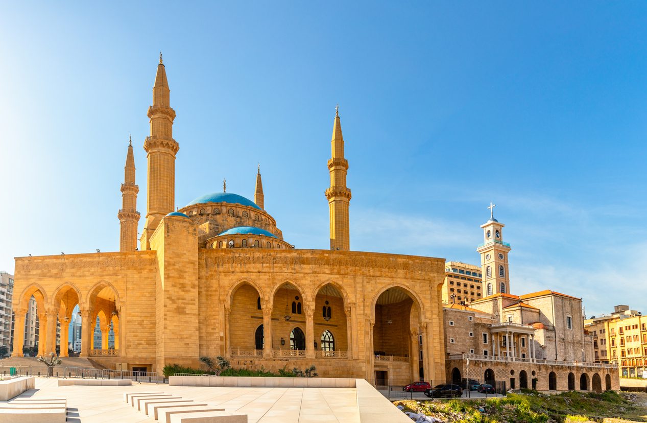 الأذان يُرفع فوق دمار مسجد الأمين وسط بيروت.. شاهد ما حل بأحد أبرز جوامع عاصمة لبنان