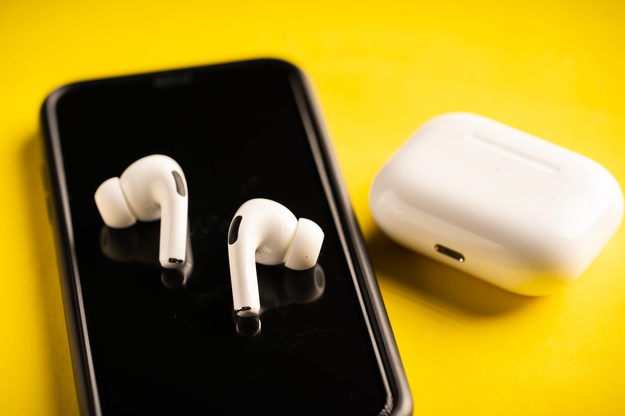 لا تريد أن تسمع ازعاج العالم حولك؟ إليك 7 طرق لتفعيل خاصية إلغاء الضجيج في سماعات AirPods Pro