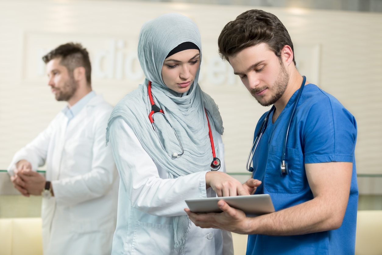 بصفتي طبيباً سورياً أعمل في أمريكا.. هل دراسة الطب باللغة العربية تقف عائقاً أمام التفوق المهني؟